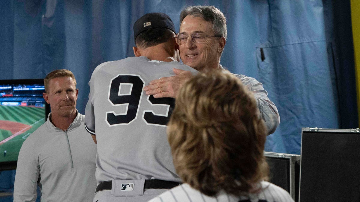 Aaron Judge embraces Roger Maris Jr. after matching Maris' father's single-season AL record of 61 home runs.