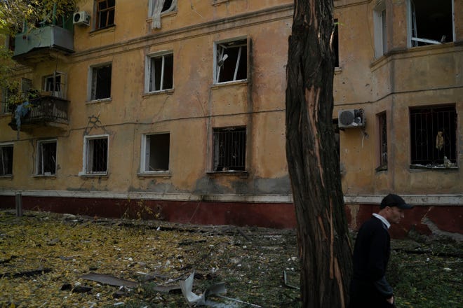 Un bărbat trece pe lângă o clădire avariată după un atac rusesc la Kramatorsk, Ucraina, joi, 29 septembrie 2022.