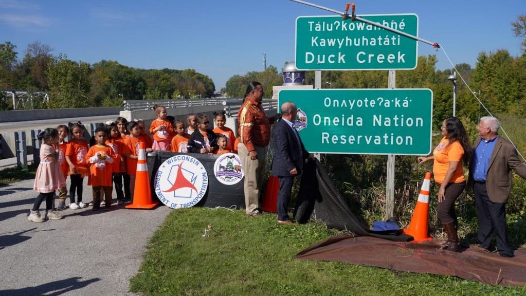 Oneida language road signs unveiled by Wisconsin DOT on state highways