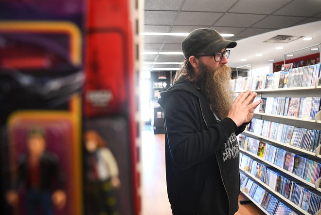 Mike Sandlin เจ้าของวิดีโอ Grindhouse ยืนอยู่บนทางเดินที่ Grindhouse Video ใน West Knoxville วันพุธที่ 28 กันยายน 2022 แซนด์เลอร์ย้ายร้านจากแทมปา ฟลอริดาเมื่อต้นปีนี้