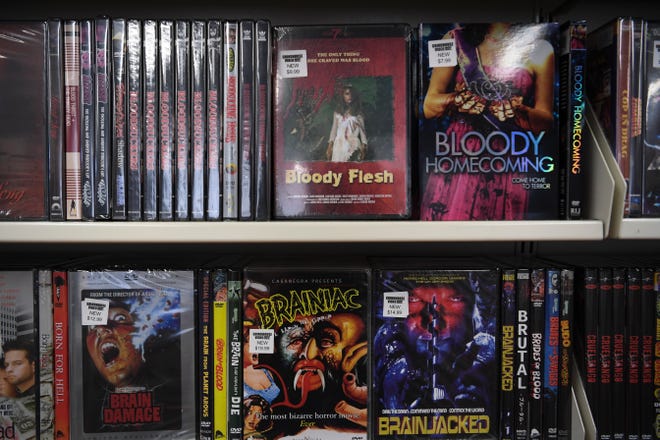 ภาพยนตร์สยองขวัญมีให้เห็นบนชั้นวางที่ Grindhouse Video ใน West Knoxville วันพุธที่ 28 กันยายน 2022