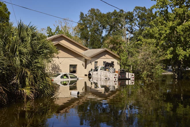Beberapa rumah di Florida yang terkena Badai Ian tertutup untuk banjir