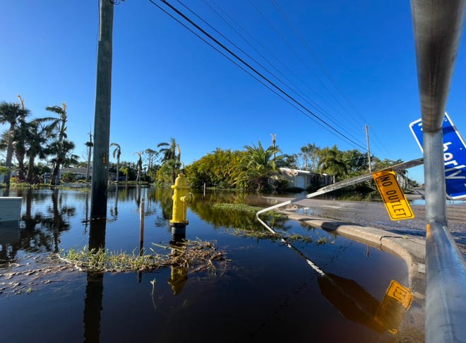 Ein Viertel am McGregor Boulevard im Süden von Fort Myers, Florida, ist am Freitagmorgen überflutet, nachdem der Hurrikan Ian der Kategorie 4 am Mittwoch in das Gebiet gewirbelt war.