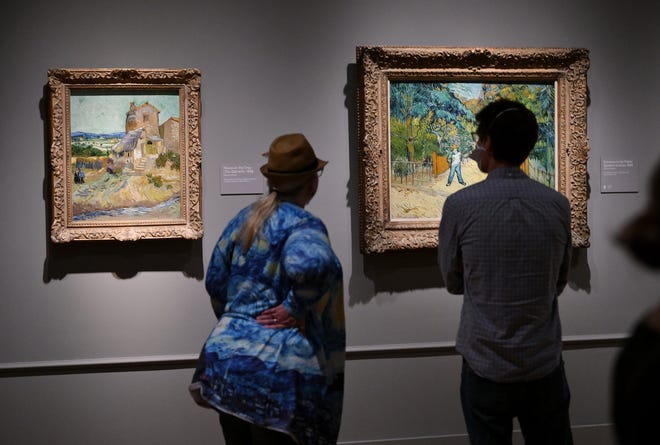 Mary Kethman, à gauche, et Finn Rosbury, tous deux de Detroit, regardent des peintures à l'exposition Van Gogh au Detroit Institute of the Arts de Detroit le 2 octobre 2022.