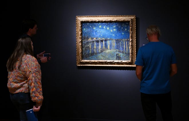 Les gens voient "Nuit étoilée (Nuit étoilée sur le Rhône)" à l'exposition Van Gogh au Detroit Institute of the Arts de Détroit le 2 octobre 2022.