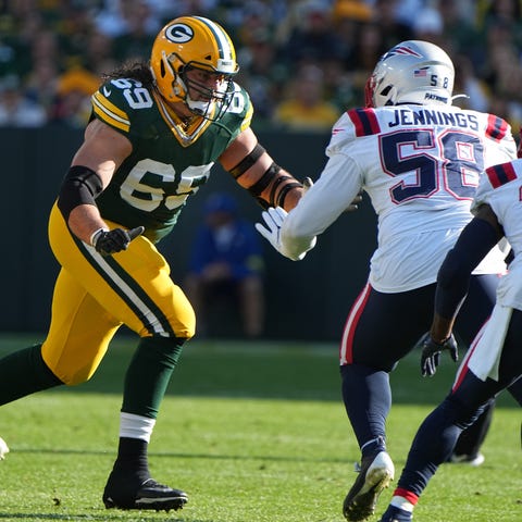 Green Bay Packers' David Bakhtiari (69) looks to B