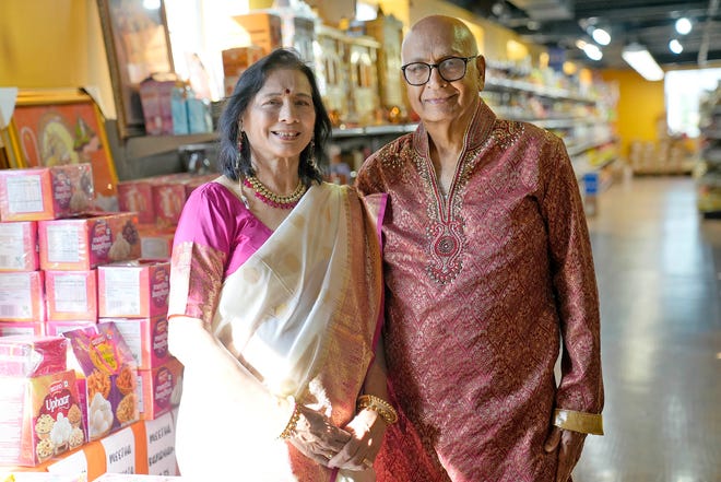 Bharti Sanghavi y su esposo, Dinesh, administran Indian Groceries & Spices en Wauwatosa después de ver la necesidad de comida india.  Sus ventas de comestibles y en línea han alcanzado una presencia nacional.