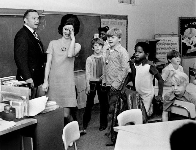 Mme Winford Crook, deuxième à gauche, enseignante à l'école Old Center, est plutôt surprise lorsque le Dr Elbert D. Brooks, à gauche, directeur des écoles, s'arrête dans sa classe le 4 octobre 1972 pour lui dire qu'elle a été sélectionnée 