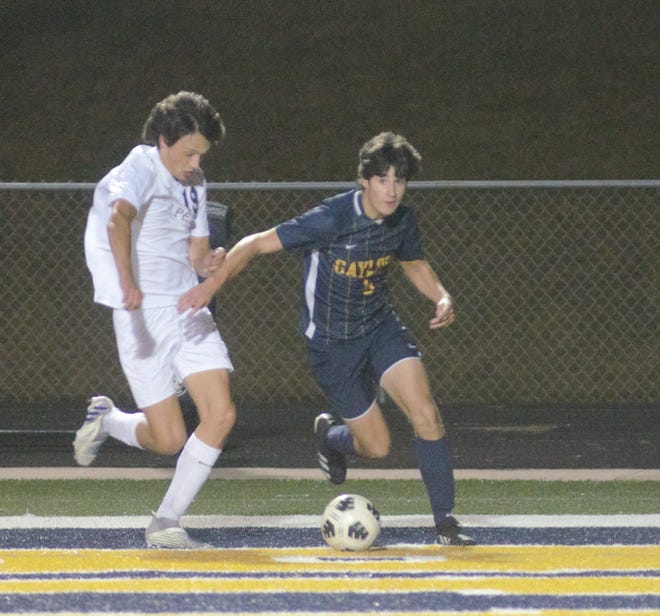 Charlie Holscher de Gaylord busca hacer un pase cruzado durante el partido de fútbol del Día de la Tercera Edad de Gaylord contra Alpina el martes 4 de octubre.