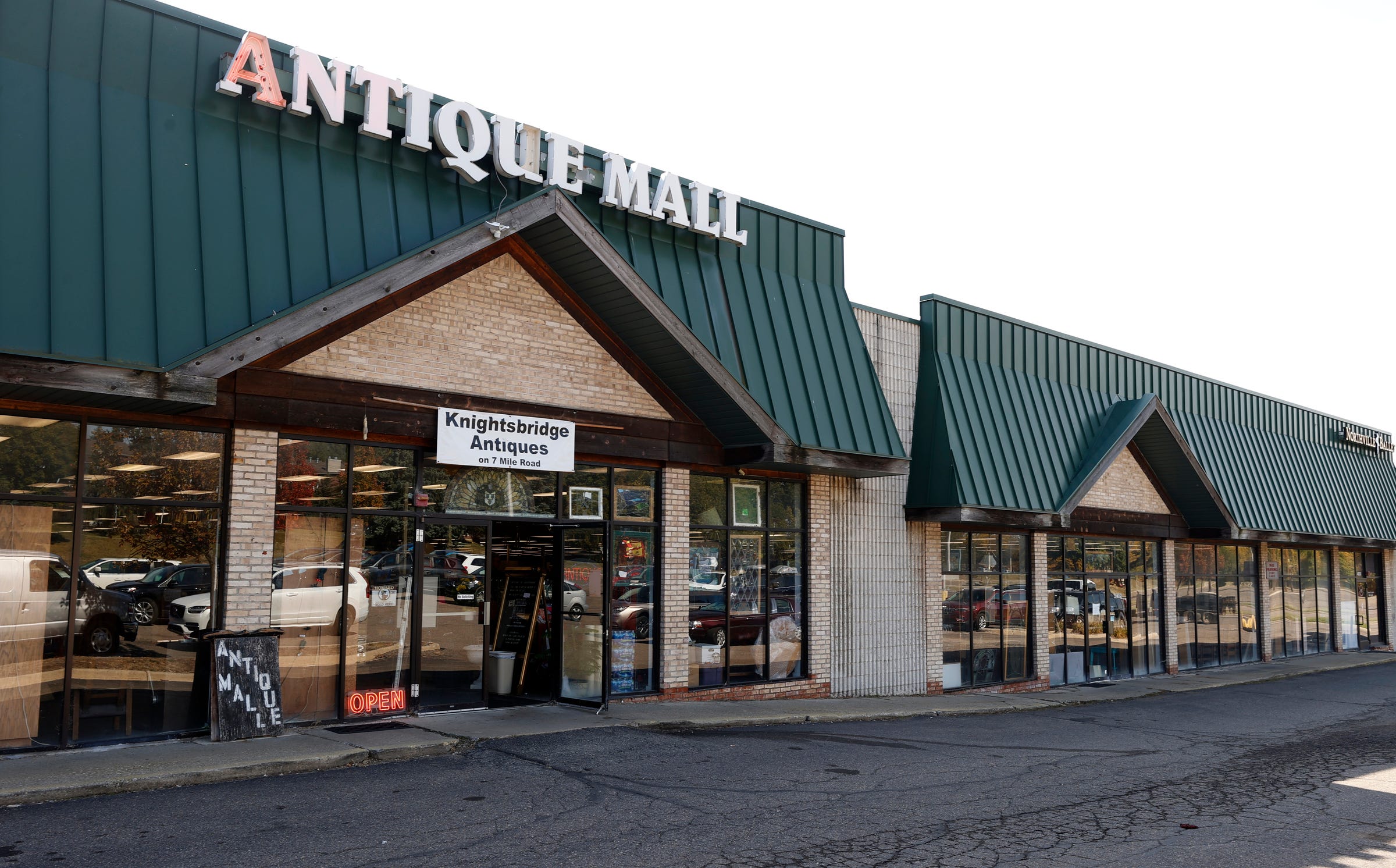 Northville Township's Knightsbridge Antique Mall unexpectedly closing