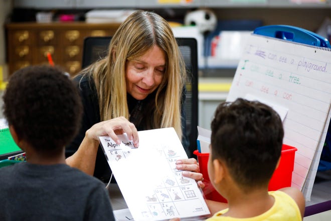 Weller Elementary first grade teacher Ralene Graves works with students during class on Wednesday, Oct. 5, 2022. Graves is in her 38th year as a teacher, 33 of which have been in Springfield.