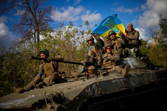 Poutine signe des papiers annexant le territoire ukrainien