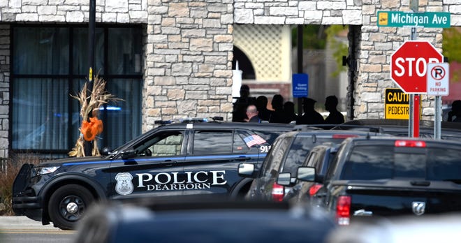 Pihak berwenang didirikan di sekitar Hampton Inn setelah seorang pria bersenjata bersembunyi di hotel Kamis setelah perselisihan, kata polisi, tentang tagihan.