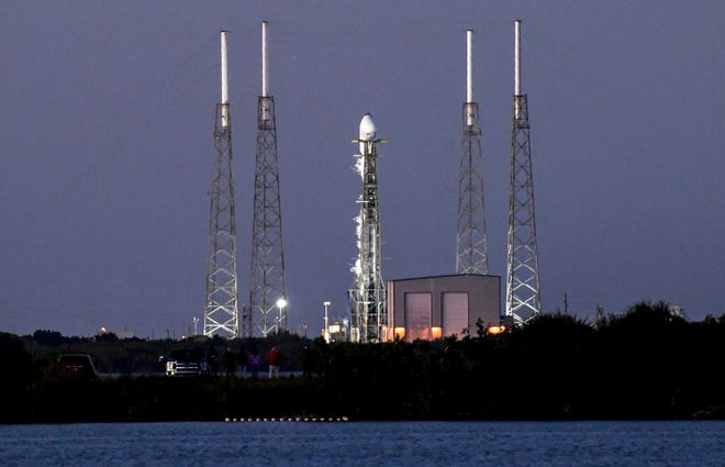 SpaceX dọn dẹp phần khởi động của Falcon 9 sau khi sẩy thai tự nhiên