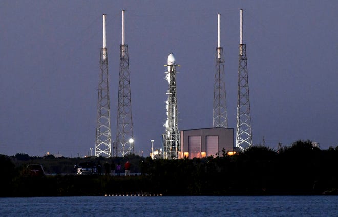 Lo SpaceX Falcon 9 è sulla rampa di lancio presso la Cape Canaveral Space Force Station giovedì 6 ottobre 2022.  Un razzo che trasportava una coppia di satelliti per comunicazioni commerciali, Intelsat G-33 e 34, è stato spazzato via a causa di una perdita di elio.  Craig Bailey/Florida Today tramite USA Today Network