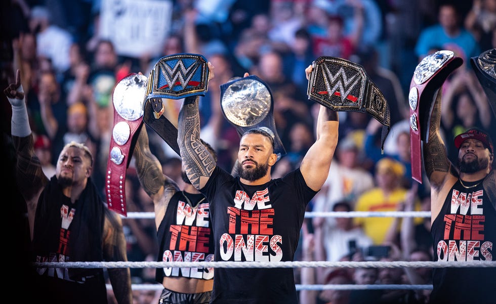 WORCESTER - Roman ReignsとThe Usosがリングでそれぞれのチャンピオンシップタイトルを獲得しました。 "WWEフライデーナイトスマックダウン" DCUセンター、2022年10月7日金曜日。