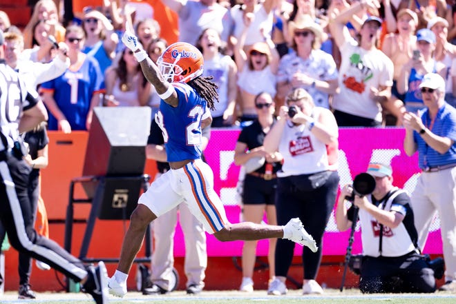 Florida cornerback Jaydon Hill returns an interception for a touchdown during the first half of Saturday's win over Missouri.