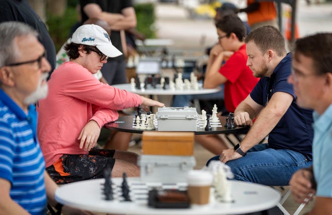 ผู้คนเล่นหมากรุกบนทางเท้าที่ Fern Street Chess Park แห่งใหม่ที่ 402 S. Dixie Highway ใน West Palm Beach เมื่อวันที่ 8 ตุลาคม 2022