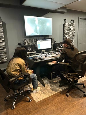 Lorenna Gomes grava música no estúdio Hudson de Efrain Quiles, 6 de outubro de 2022.