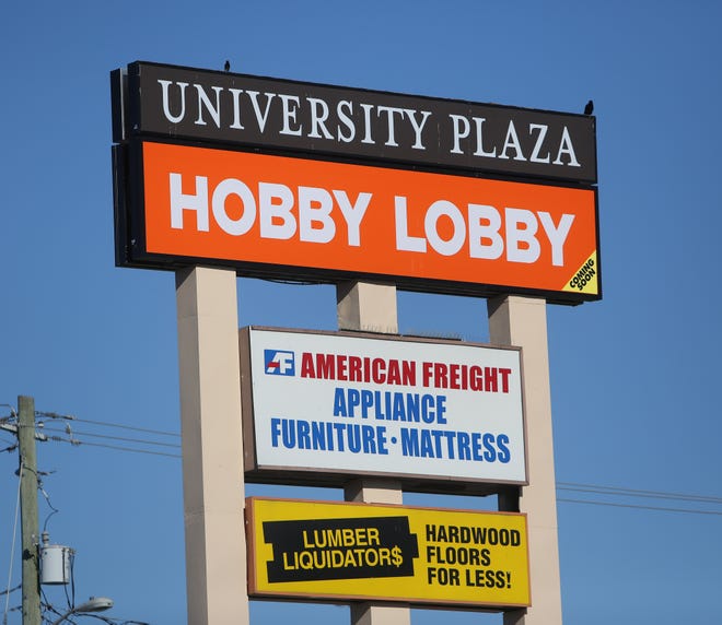 Un panneau annonce un nouvel emplacement Hobby Lobby à l'University Plaza.  Le site devrait ouvrir l'année prochaine.