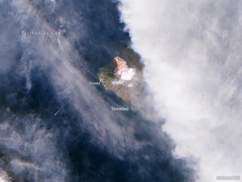 Stromboli vomita lava e fumo sull’isola