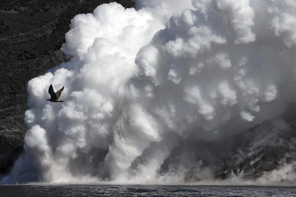 La lava del vulcano Stromboli sfocia in mare, il 9 agosto 2014, in Italia. 
