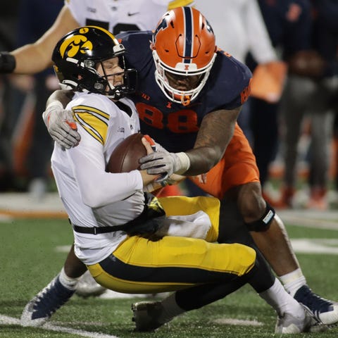 Illinois defensive lineman Keith Randolph Jr. (88)