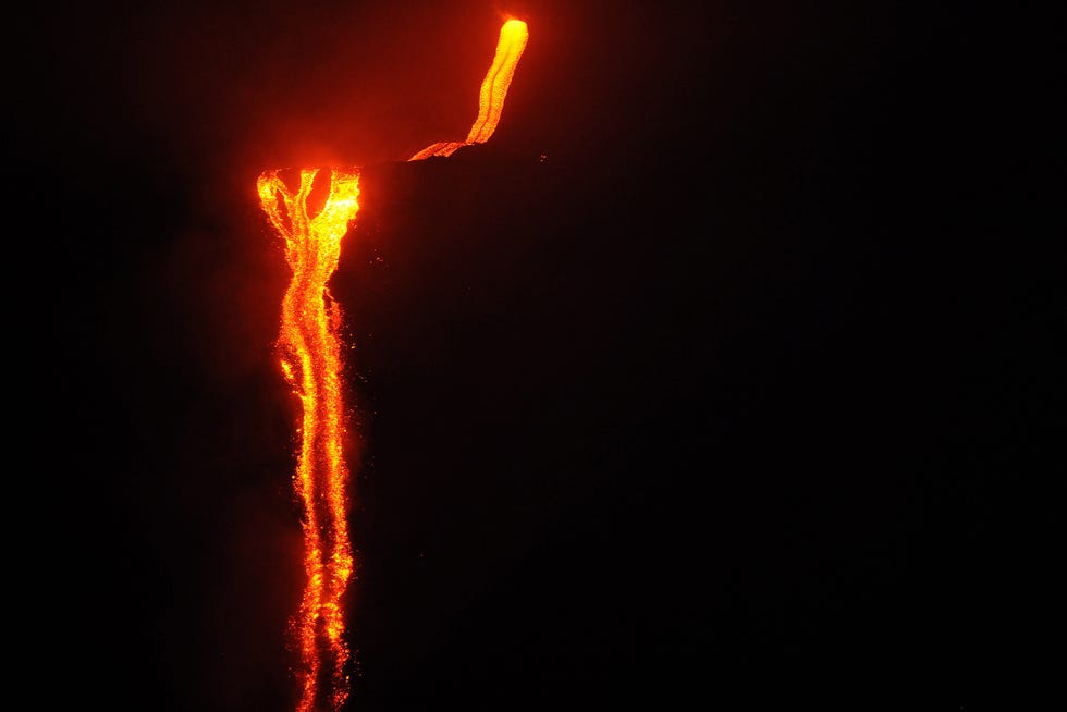 La lava del vulcano Stromboli che sfocia in mare, 9 agosto 2014. 