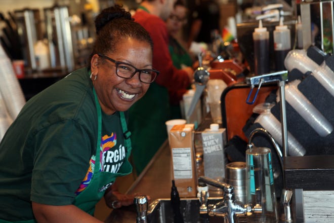 Nicole López, gerente de la tienda Starbucks, Dartmouth, asiste al espectáculo emergente del Mes de la Herencia Hispana organizado por South Coast Latina y Black Women in Business.