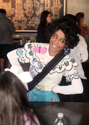 Imalay Lugo, propietaria de Ever After Storybook Entertainment, fotografió a Mabel de Disney's Encanto durante una ventana emergente en Starbucks para el Mes de la Herencia Hispana organizada por South Coast Latina y Black Women in Business.