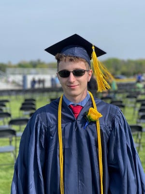 Daniel Perelman เป็นนักเรียนที่โดดเด่นที่สถาบัน Brookfield ก่อนที่จะเลือกเข้าวิทยาลัยที่ Northwestern University