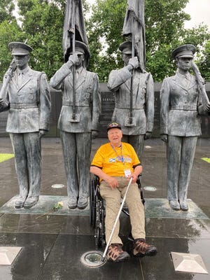 한국전쟁 참전용사인 래리 쉬치블리오스키(89)씨는 워싱턴 D.C.에 있는 전쟁기념관을 여러 차례 방문했지만, 명예의 비행의 여행에서 다른 참전용사들과 함께 그들을 보는 것은 다르고 다소 영적인 것이라고 말했다.