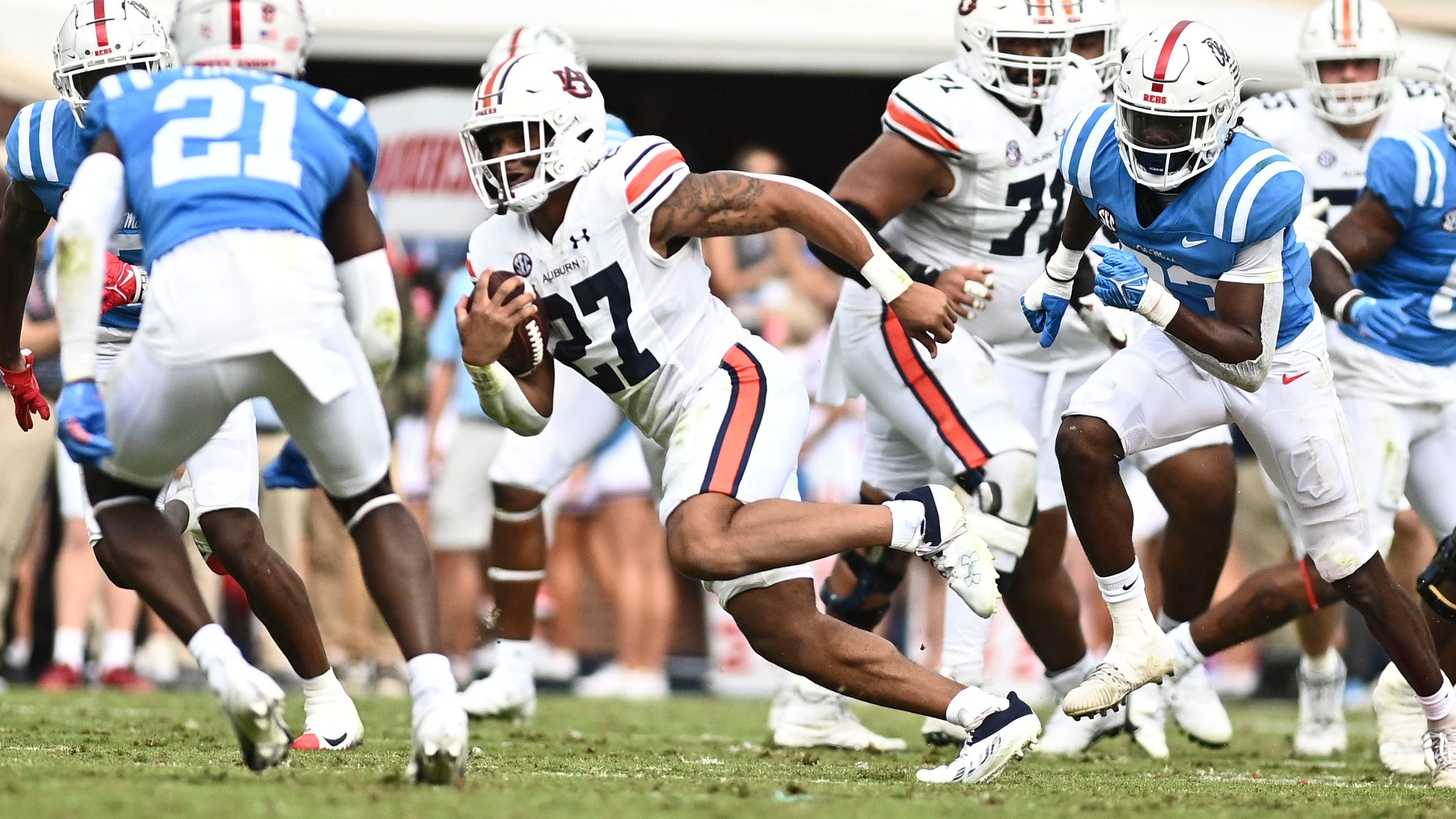 Auburn football streaker gets taken down at Ole Miss football game