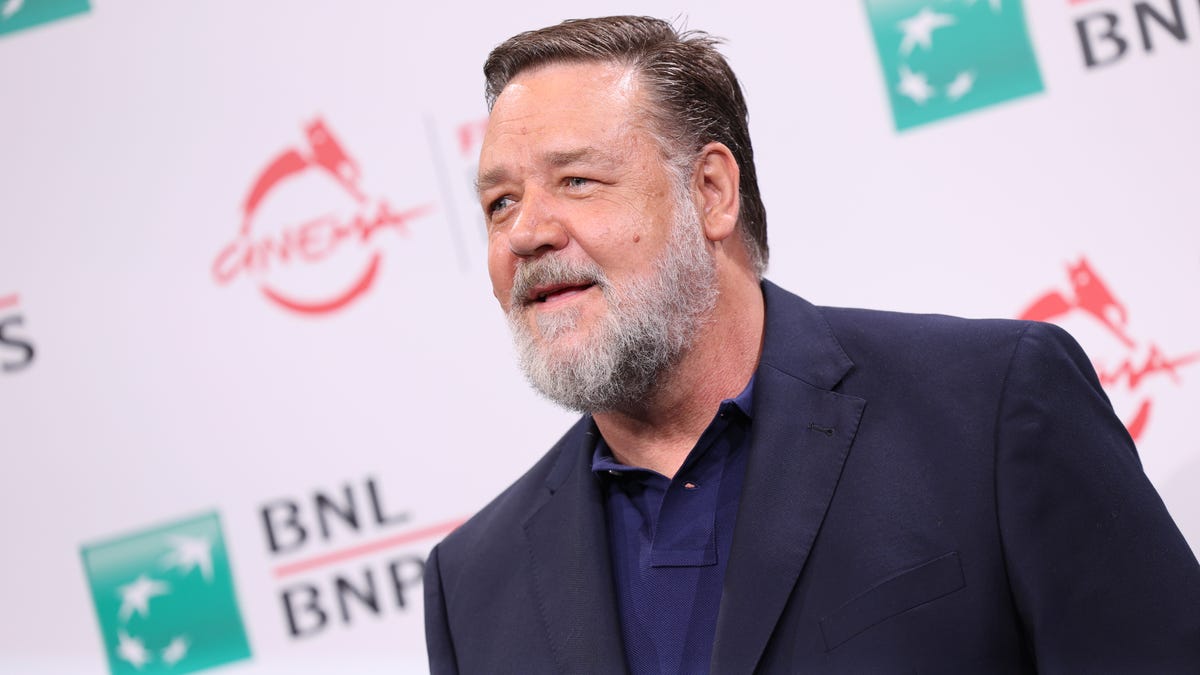 Russell Crowe hat enthüllt, dass er sich bei den Dreharbeiten zu „Robin Hood“ beide Beine gebrochen hat.