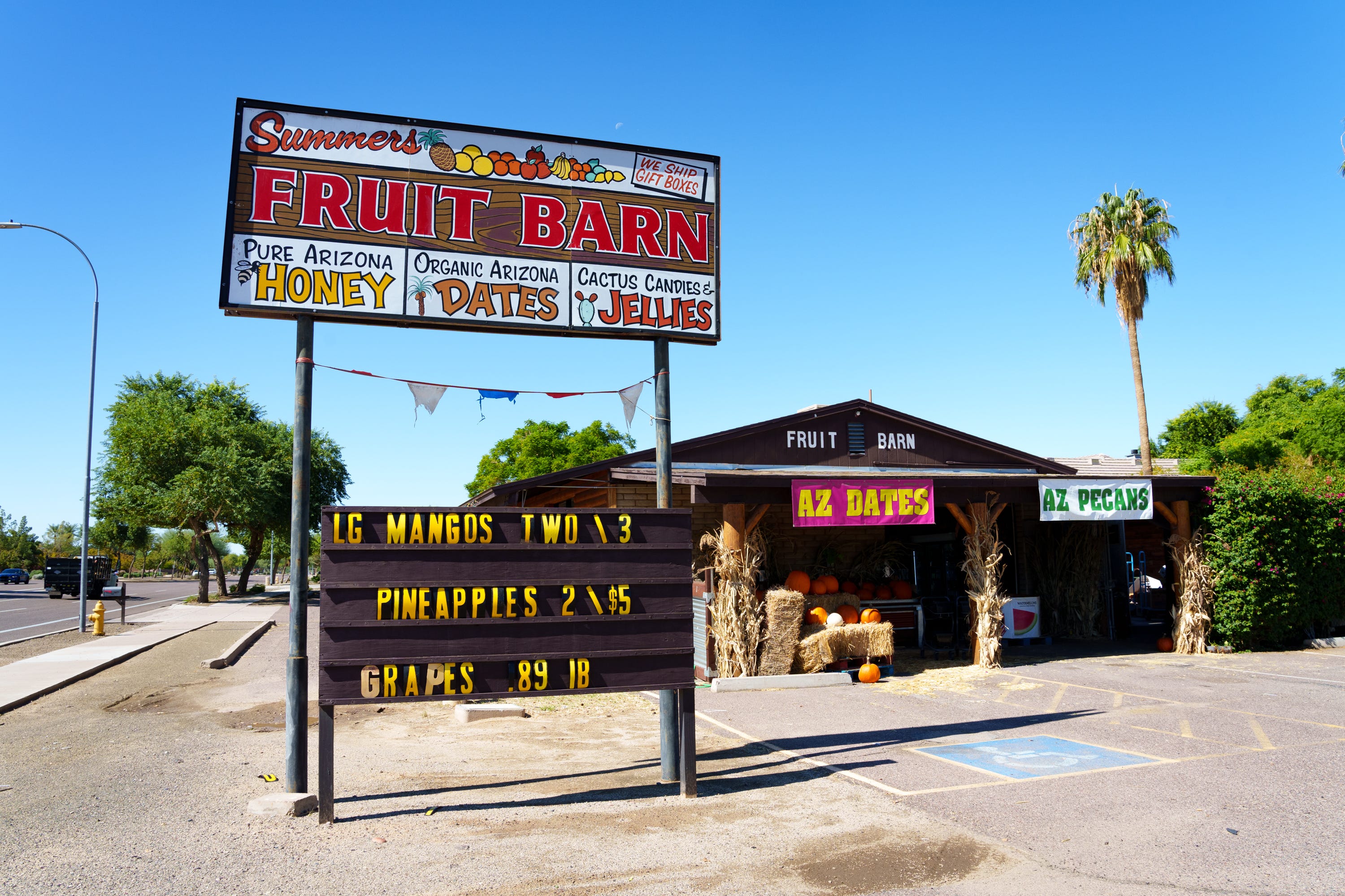Summers Fruit Barn in south Phoenix is the last market of its kind