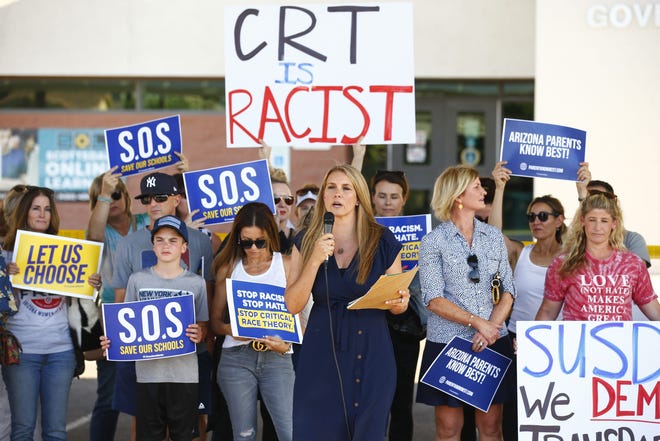 Amy Carney protesteerde vorig jaar tijdens een digitale schoolbestuursvergadering op de Coronado High School in Scottsdale, Arizona tegen het onderwijzen van kritische rassentheorie.