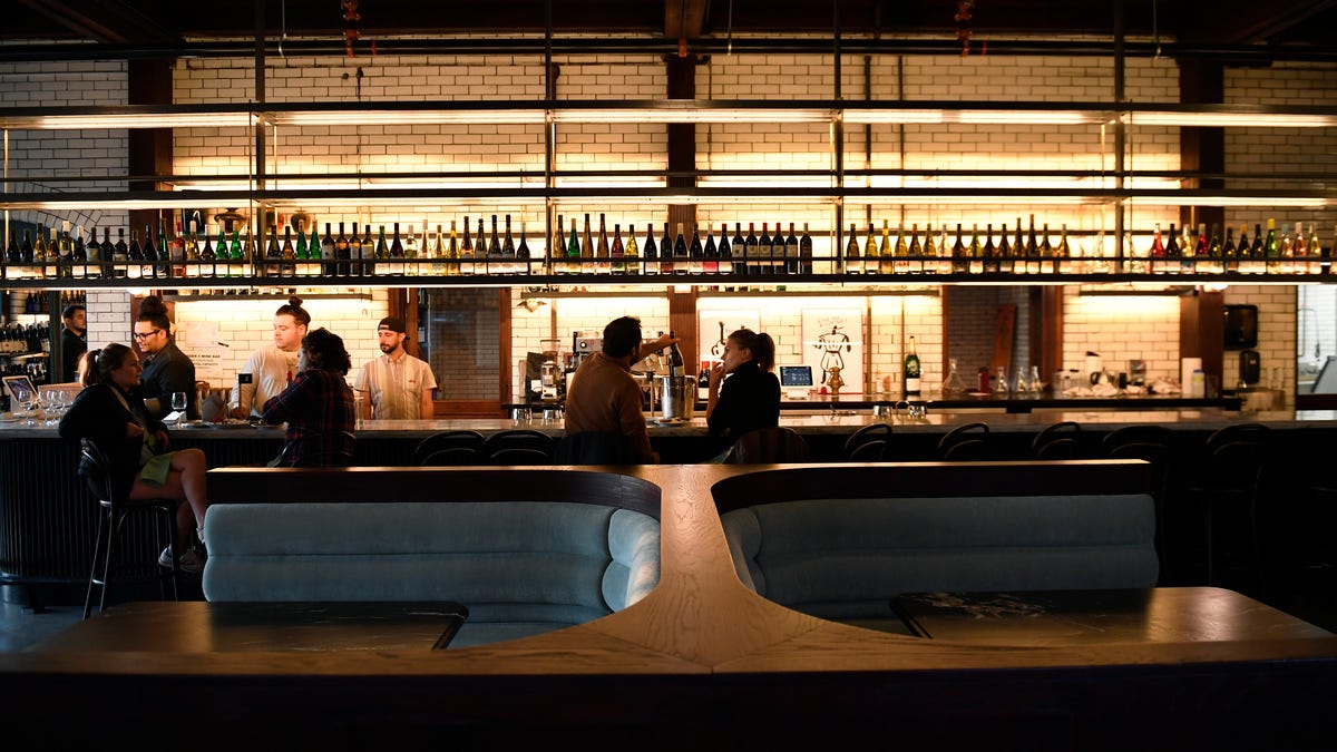 Lihat ke dalam Ladder 4 Wine Bar di Detroit, bekas stasiun pemadam kebakaran
