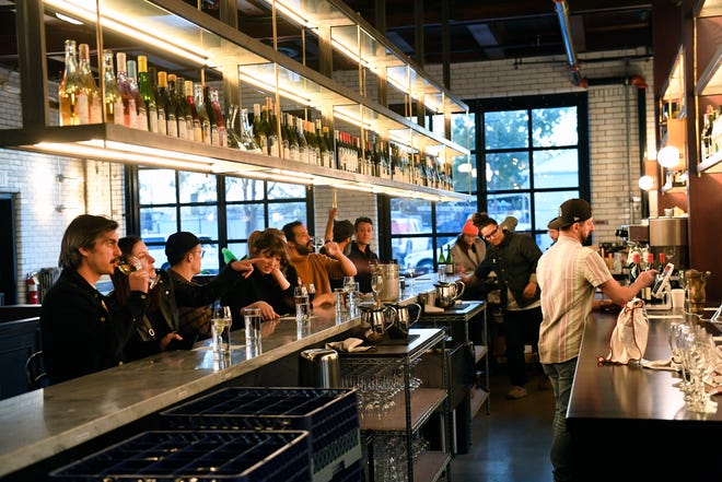 Los clientes disfrutan de una bebida en el área principal de The Ladder 4 Wine Bar, el sábado 15 de octubre de 2022 en Detroit.