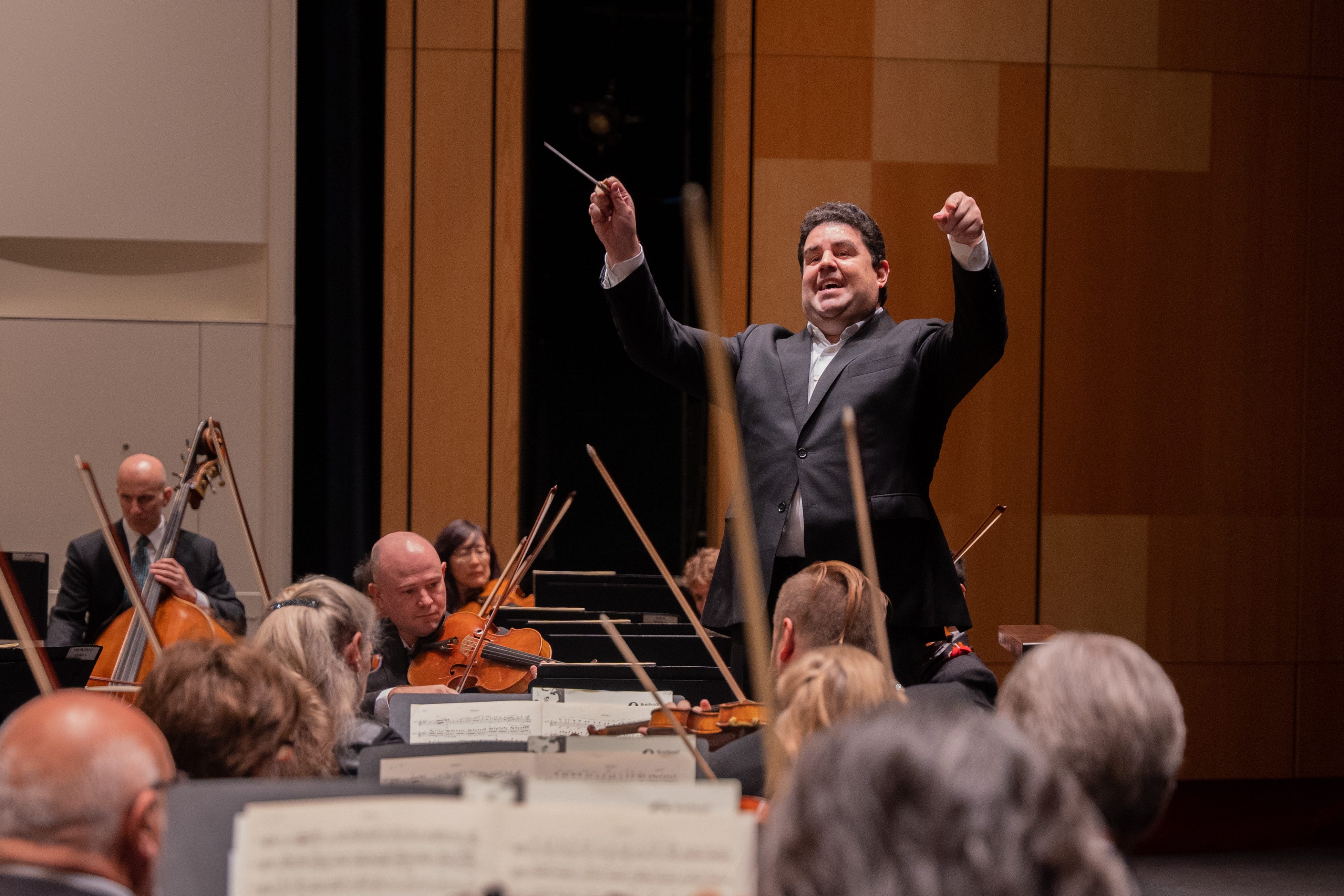 Tito Muñoz conducts the Phoenix Symphony at Symphony Hall on Oct. 16, 2022.