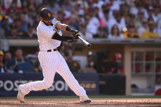 Padres catcher Austin Nola slaat een RBI single op zijn broer Aaron in de vijfde inning.