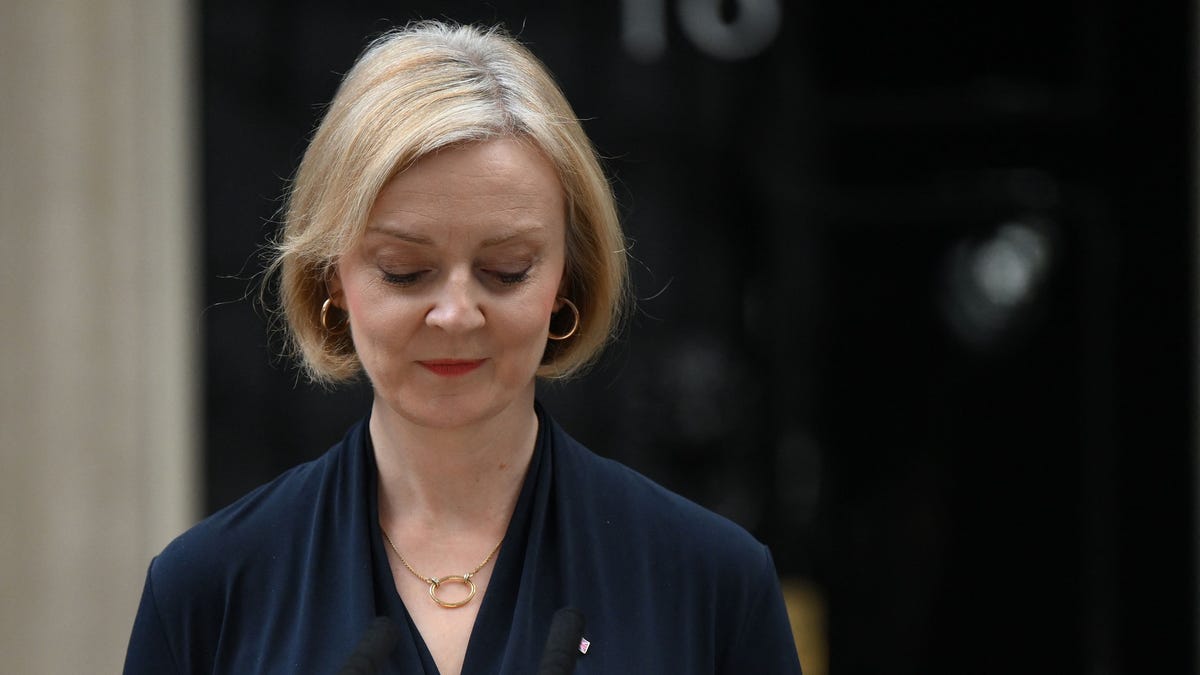 TOPSHOT - Britain's Prime Minister Liz Truss delivers a speech outside of 10 Downing Street in central London on October 20, 2022 to announce her resignation. - British Prime Minister Liz Truss announced her resignation on after just six weeks in office that looked like a descent into hell, triggering a new internal election within the Conservative Party. (Photo by Daniel LEAL / AFP) (Photo by DANIEL LEAL/AFP via Getty Images) ORIG FILE ID: AFP_32LT29W.jpg