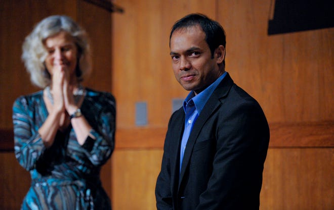 Rais Bhuiyan, het slachtoffer van haatmisdrijven van 9/11 dat de campagne leidde om de doodstraf van de aanvaller te veranderen, woonde de 2011 Common Ground Awards bij in het Carnegie Institution for Science in Washington, DC.