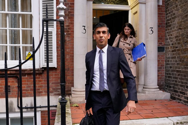 Rishi Sunak leaves a campaign office in London, Monday, Oct.  24, 2022. Sunak, the former British Treasury chief, has been picked by his Conservative Party to replace Liz Truss as prime minister.