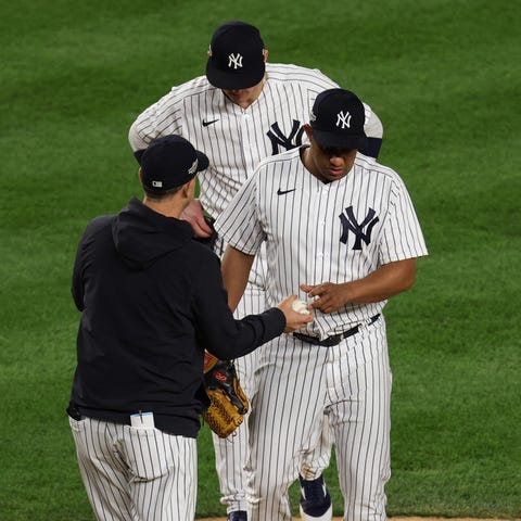 Yankees manager Aaron Boone removes Wandy Peralta 