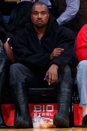 Rapper Ye, voorheen bekend als Kanye West, woont de wedstrijd tussen de Washington Wizards en de Los Angeles Lakers bij in de Crypto.com Arena in Los Angeles. (Foto door Ronald Martinez/Getty Images)