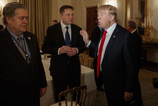 De toenmalige president Donald Trump spreekt met Elon Musk, de CEO van Tesla en SpaceX, en hoofdstrateeg van het Witte Huis, Steve Bannon, tijdens een bijeenkomst van het Witte Huis in februari 2017 met bedrijfsleiders.