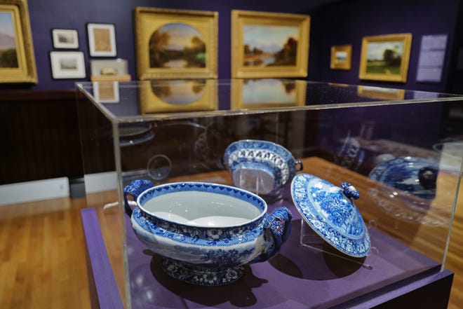 La porcelaine complète les peintures exposées à l'exposition u0022Re / Framing the View: The inaugural 19th Century American Landscapesu0022 au Whaling Museum de New Bedford.