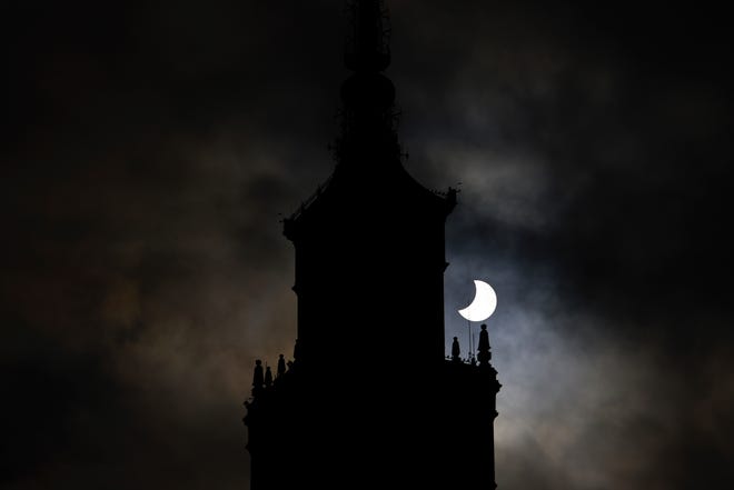 Matahari tertutup sebagian oleh bulan saat terjadi gerhana matahari di Warsawa, Polandia, Selasa, 25 Oktober 2022.