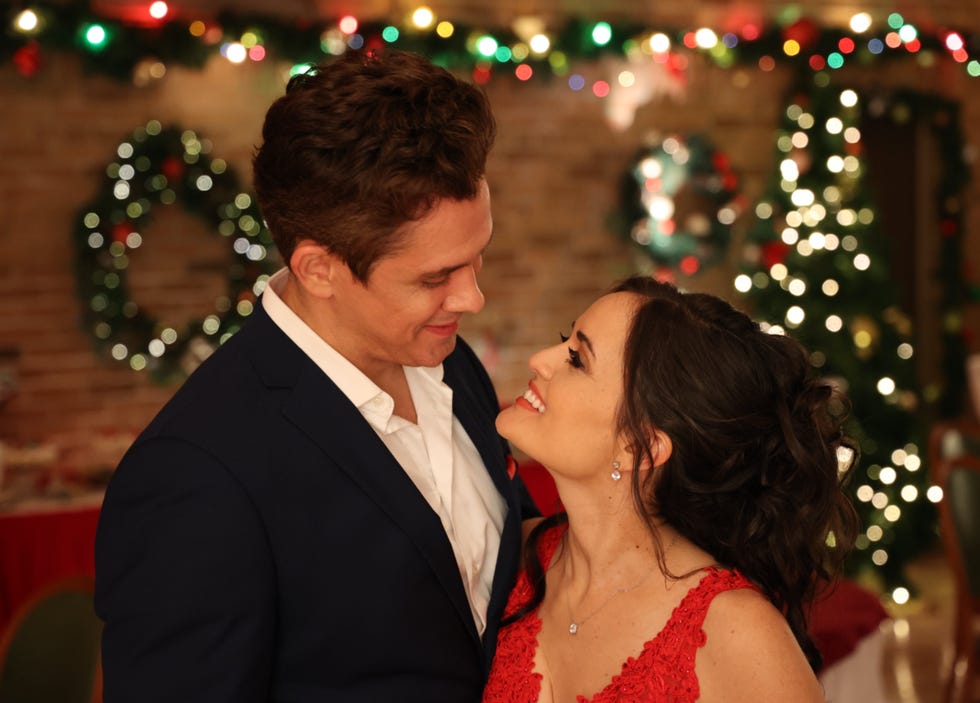 "คริสต์มาสที่ Drive-In" นำแสดงโดย Danica McKellar และ Neal Bledsoe