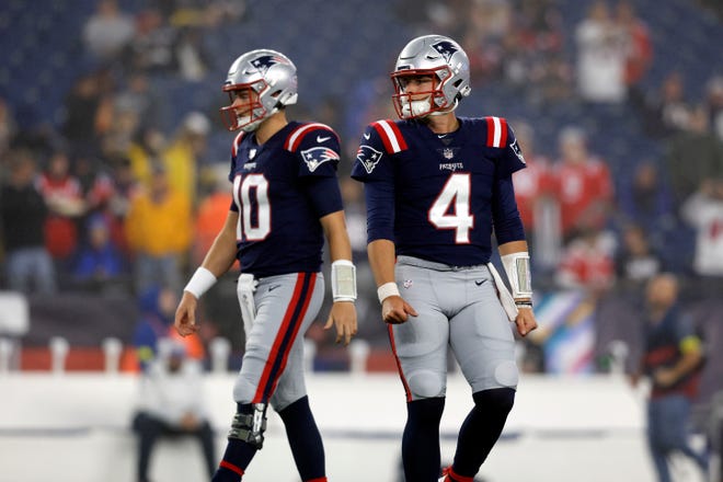 New England Patriots quarterbacks Mac Jones (10) en Bailey Zappe (4).